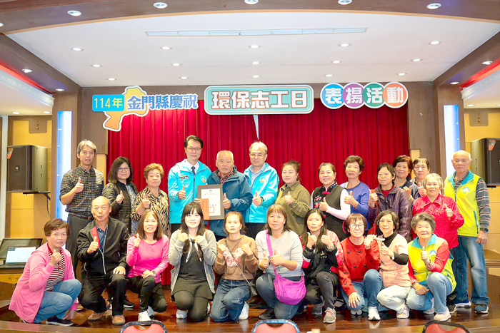 縣府參議李廣榮頒獎給績優服務環保志工。
（環保局提供）