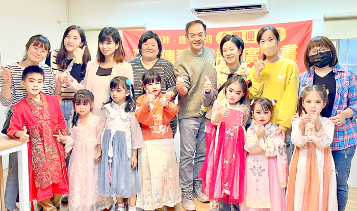 蜈蚣座彩妝課程。（浯島城隍廟提供）