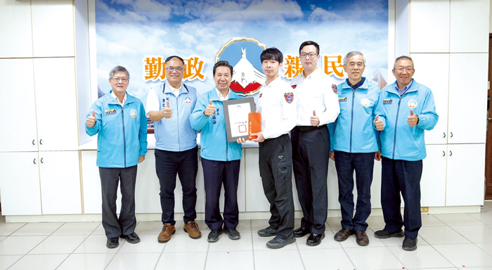 金門縣消防局榮獲縣府「團體行政革新獎」，以及隊員徐書偉獲頒「個人服務楷模獎」。（薛子軒攝）