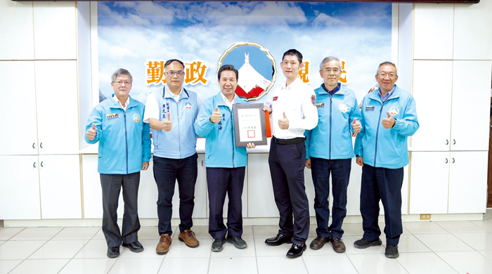 金門縣消防局榮獲縣府「團體行政革新獎」，以及隊員徐書偉獲頒「個人服務楷模獎」。（薛子軒攝）