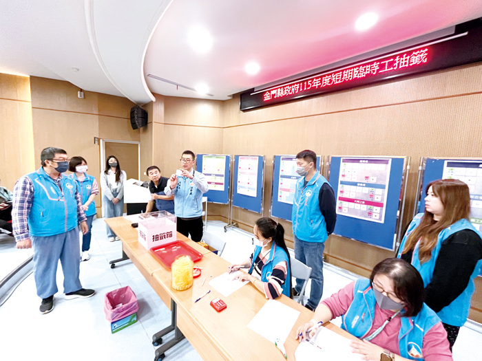短期臨時工公開抽籤在縣立體育館舉行。（莊煥寧攝）