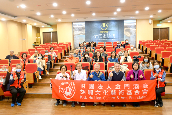 儒學講座講師與學員合影。（胡璉文化藝術基金會提供）