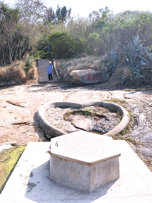 水頭塔山金龜尾的「將軍泉」，至今依然有泉水湧冒，是遊客尋幽訪勝的好地方。（李金生攝）