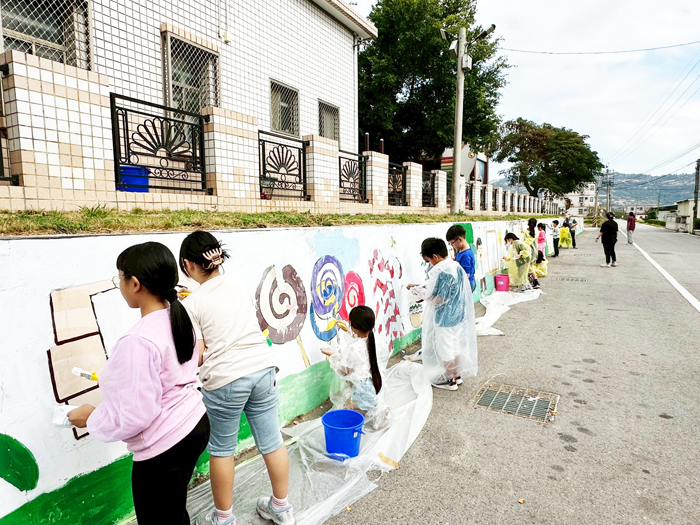 何浦國小迎110歲生日，以「校園彩繪」揭開序幕。（何浦國小提供）