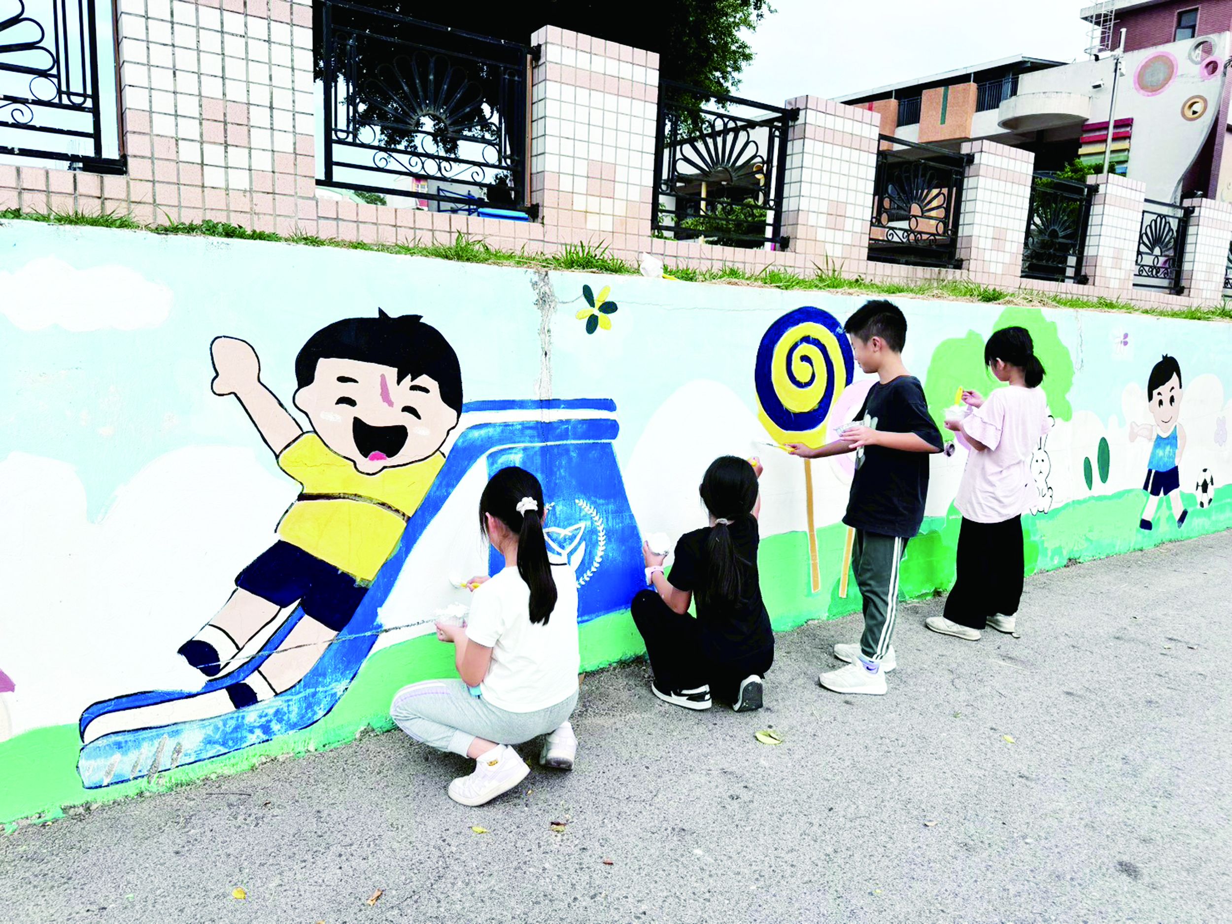 何浦國小迎110歲生日，以「校園彩繪」揭開序幕。（何浦國小提供）