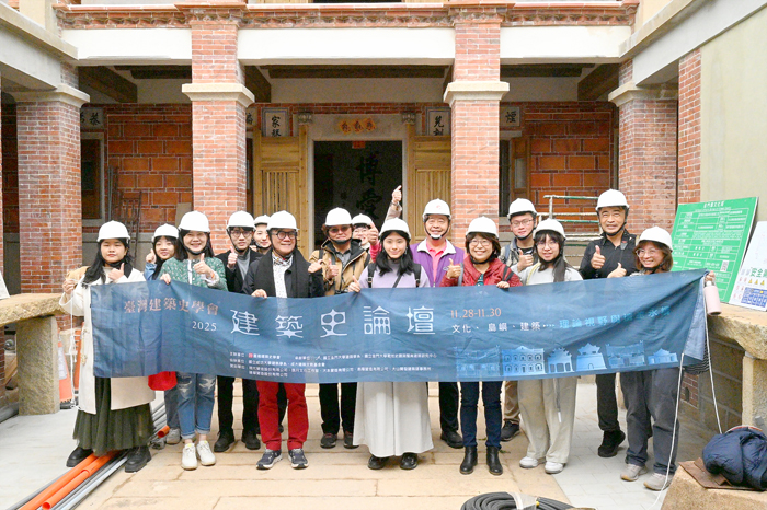 「2025建築史論壇」，參加者實際走訪金門獨特的建築文化地景。（金大提供）