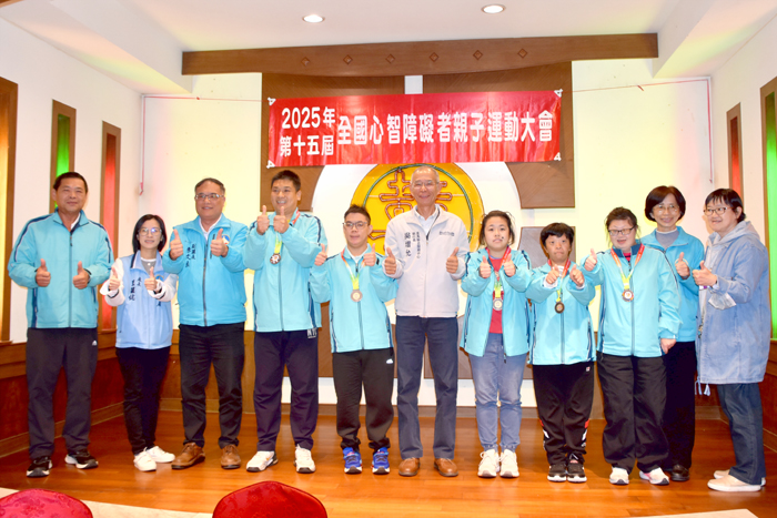 縣府舉辦「全國心智障礙者親子運動大會表揚餐會」，副縣長李文良頒獎嘉勉選手。（莊煥寧攝）