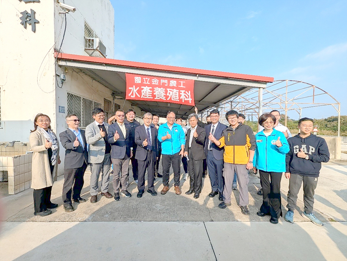 教育部長鄭英耀赴金門農工進行校務視察。（金門農工提供）