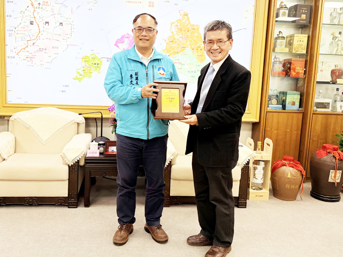 副縣長李文良代表縣長陳福海頒贈榮譽縣民證書予水利署北區水資源分署長江明郎。（李映蓉攝）