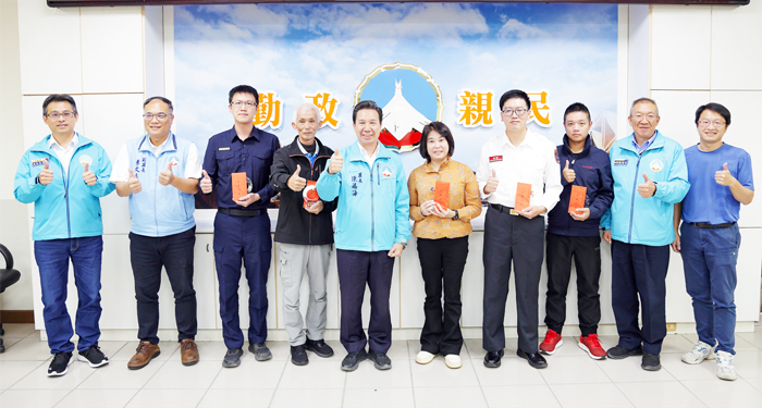 金門縣政府表揚114年度廉潔楷模，由縣長陳福海親自頒獎。（薛子軒攝）