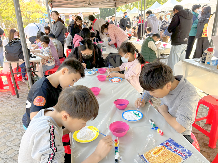 親子手作。（許加泰攝）