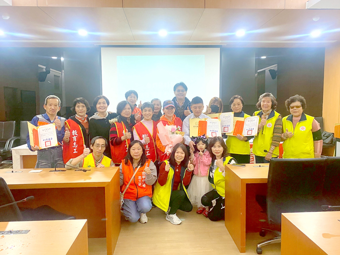 金門縣政府教育處5日舉行績優導護志工表揚典禮，向長期守護學童交通安全的志工致上最高敬意。（教育處提供）