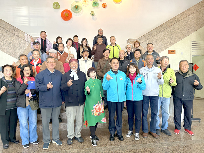 2025「磨墨筆耕 毫爽飛揚」書法聯展開幕，來賓合影。
（許加泰攝）