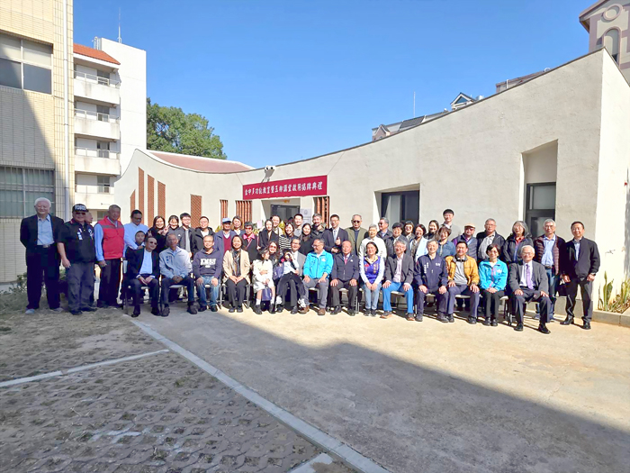 金門高中多功能教室暨玉柳講堂啟用，與會貴賓合影。（許峻魁攝）