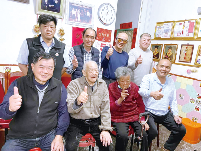 吳朝榮爺爺一家人。（吳家提供）