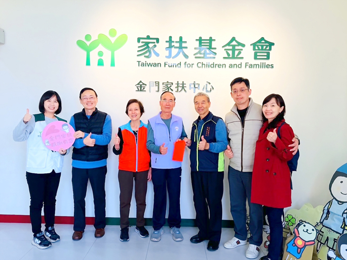 退休教師陳賢德伉儷（左四）前往家扶中心捐助50萬元善款，也要子媳們延續這份無私的愛。（家扶中心提供）