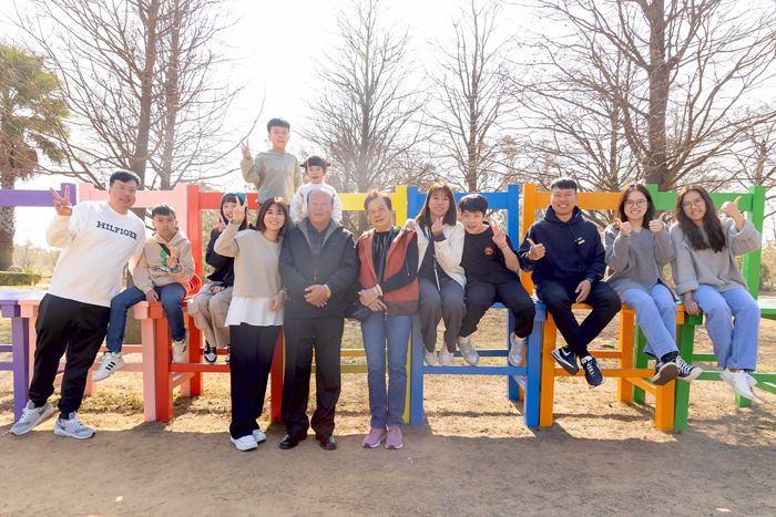 金門縣議員洪成發獲選114年全國好人好事代表暨「八德獎」，洪成發、莊秀蓮賢伉儷子孫承歡膝下，家庭溫暖和親密。（洪成發議員服務處提供）