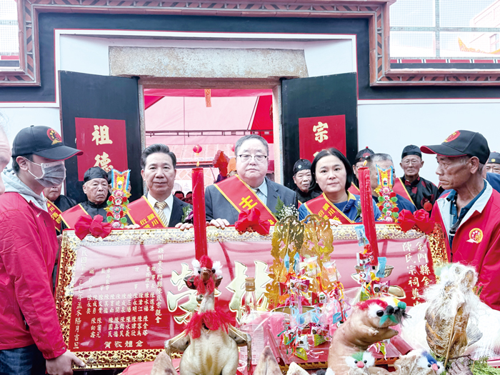 陳氏宗親一行人昨日前往山外陳氏宗祠晉匾。（陳氏宗親會提供）