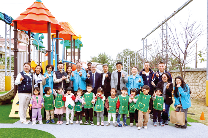 教育部長鄭英耀（第二排左八）於日前率領國教署長彭富源、教育部主任秘書林伯樵及多位專門委員跨海抵達金門，訪視古寧國小。（校方提供）