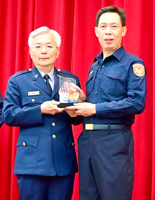 金門縣警局貫徹「識詐2.0」策略勇奪警政署丁組特優第1名殊榮，由汪大宇副局長（右）代表受獎，接受署長張榮興（左）頒獎表揚。（縣警局提供）