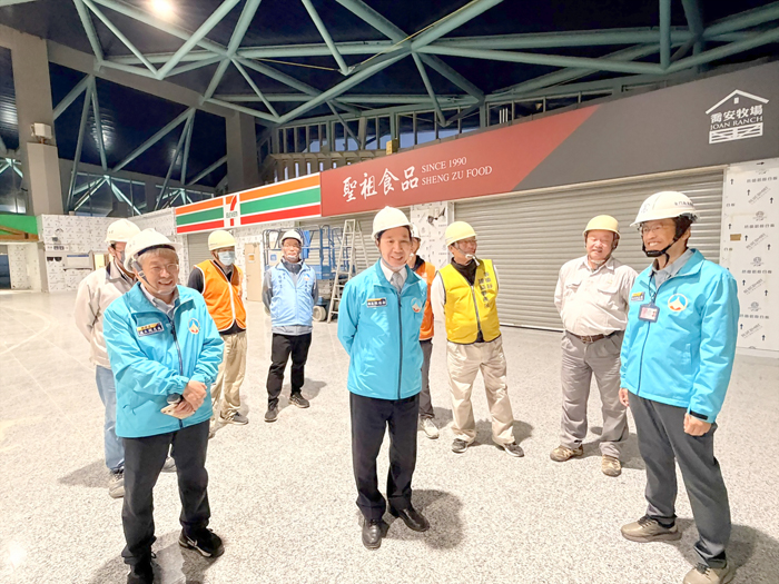陳福海縣長率相關局處同仁至水頭港旅客服務中心實地查驗，確保工程如質如期推動。（李映蓉攝）