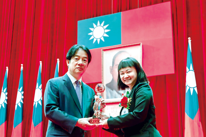 范佳莉老師今年獲國防部「全民國防傑出貢獻獎」個人獎，由總統賴清德親自頒授殊榮。（校方提供）