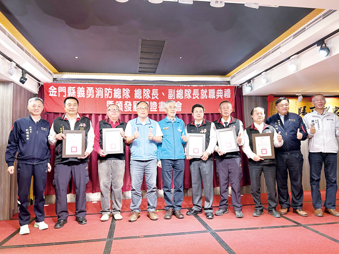 副縣長李文良為義消總隊長、副總隊長授證。（高凡淳攝）