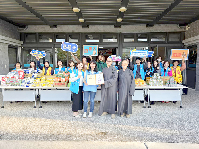 福慧寺捐贈一批生活物資給予金城社福中心，盼能協助弱勢家庭。（許峻魁攝）