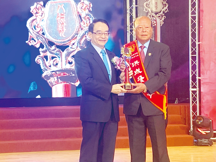 114年全國好人好事代表「八德獎」頒獎典禮，縣議員洪成發接受表揚：洪成發接受「八德獎」至高榮譽。（洪成發議員服務處提供）