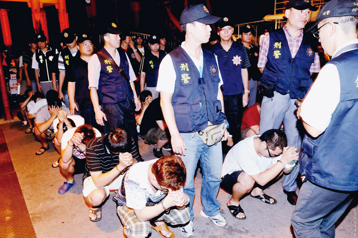 2011年9月28日「兩岸共打」執行作業，一次遣返男、女詐騙犯35人，寫下歷年人數最多的紀錄。（李金生攝）