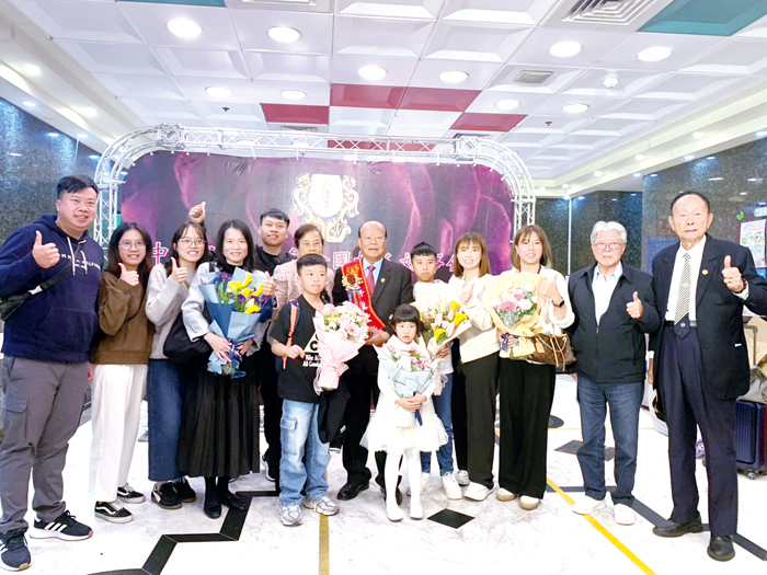 洪成發的家人和友人共享洪成發得獎的榮耀時光。（洪成發議員服務處提供）