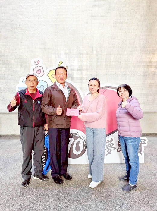 金湖國小校友會理事長蔡西湖先生捐贈程儀。（金湖國小提供）