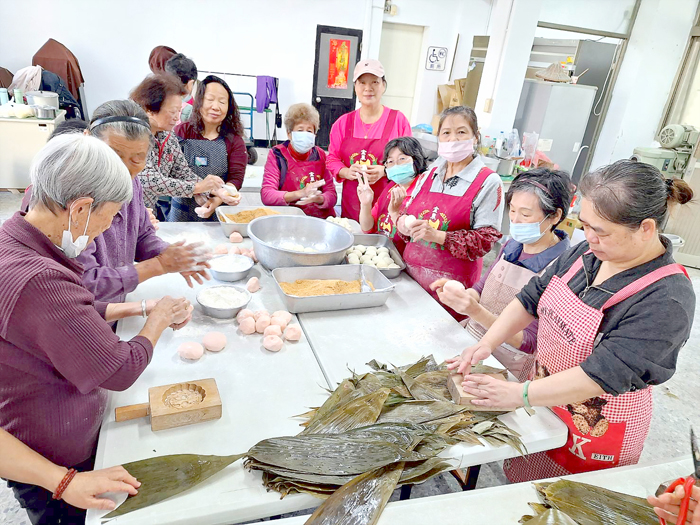 胡璉基金會與許玉昭議員、榜林老人會共同作粿。（蔡麗玉攝）
