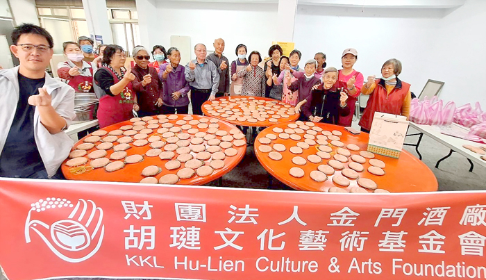 胡璉基金會與許玉昭議員、榜林老人會共同作粿。（蔡麗玉攝）