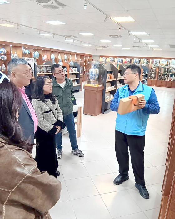 陶瓷廠廠長林蔚尚親自引領下走入展示空間，如同踏上一條流動的陶藝長廊，作品一一映入眼簾，呈現金門陶瓷多層次的文化底蘊與熟成工藝。（陶瓷廠提供）
