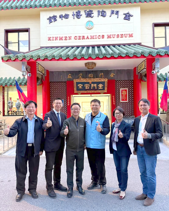 陶瓷廠廠長林蔚尚親自引領下走入展示空間，如同踏上一條流動的陶藝長廊，作品一一映入眼簾，呈現金門陶瓷多層次的文化底蘊與熟成工藝。（陶瓷廠提供）