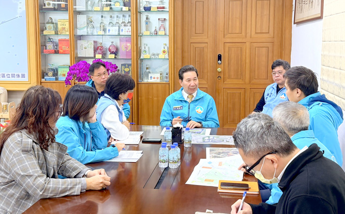 縣長陳福海主持柏村國小幼兒園新建工程研商會議，與會單位共同就後續推動進行討論。（李映蓉攝）