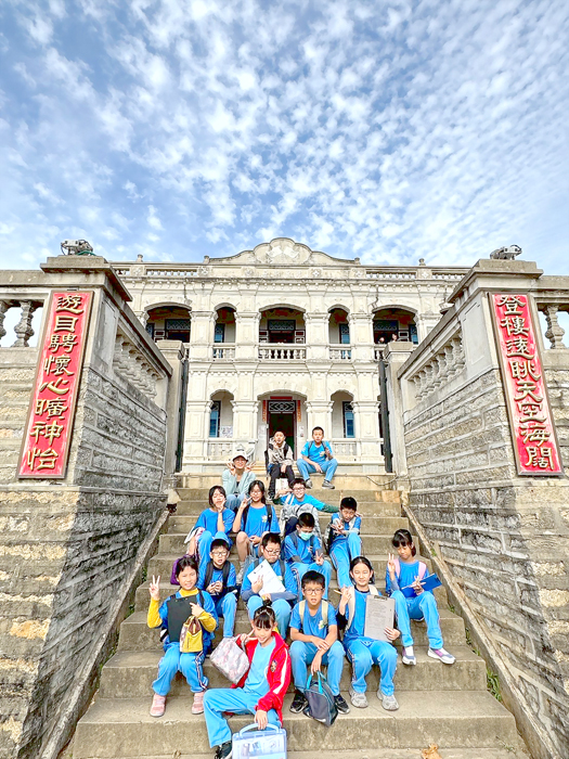 安瀾國小辦理「閩南語導覽－走讀庄頭」活動，全校師生走訪環保公園、陳景蘭洋樓、成功聚落，在實地踏查中藉由母語連結文化，讓學子更進一步認識金門。（安瀾國小提供）