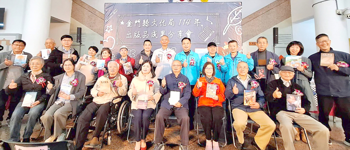 文化局出版品成果發表會作家大合影。（蔡麗玉攝）