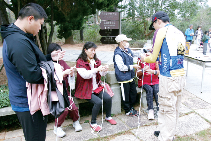 童軍服務員於「雙手萬能—簡易繩結」關卡中示範基本繩結技巧。（協會提供）