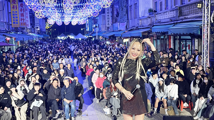 金沙鎮聖誕市集愈夜愈HIGH。（陳麗妤攝）