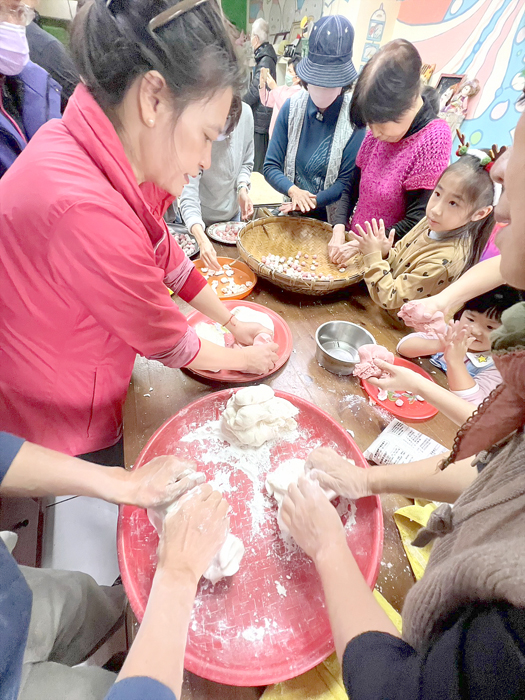 新竹市金門同鄉會舉辦「冬至搓湯圓暨金門特產愛心義賣會」。（陳永富提供）