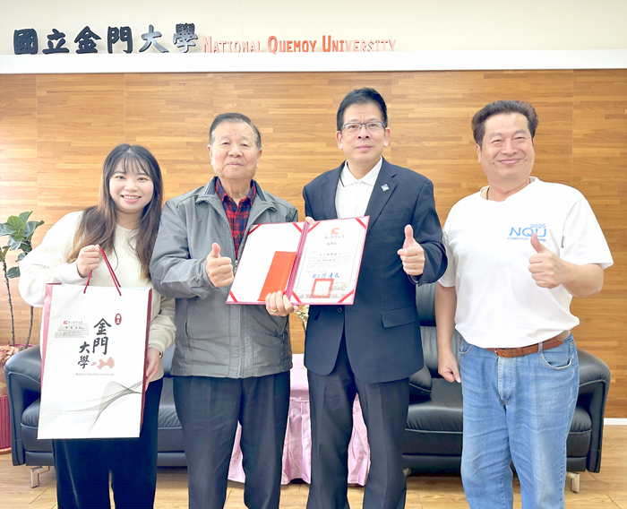 金門大學校長陳建民（右二）由學務長董燊教授（右）陪同，感謝金門護國寺委託洪志合大德（左二）捐贈善款，並回贈感謝狀。（金門大學提供）