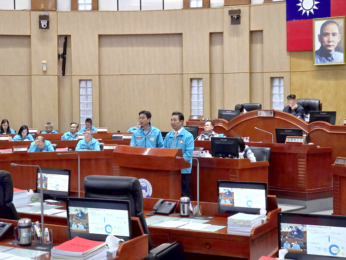 縣議會定期會昨起展開總質詢議程，縣長陳福海率各局處主管回覆議員質詢。（許峻魁攝）