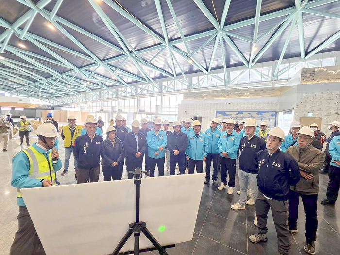 議員視察水頭旅運中心，聽取港務處簡報。（許峻魁攝）