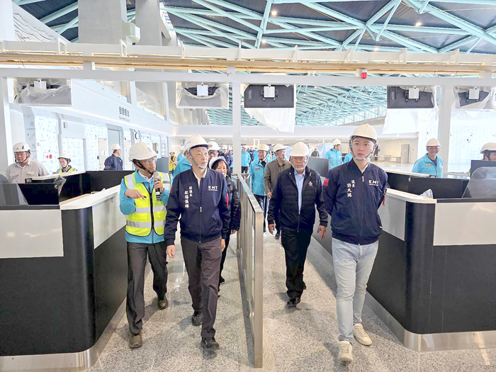 實地走訪旅運中心通關動線。（許峻魁攝）