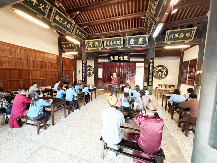 洋樓走讀，學員們cosplay認識後浦小鎮文化。（主辦單位提供）