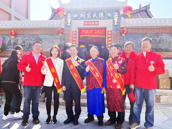 塔后陳氏宗祠奠安慶典，縣長陳福海與縣議員吳佩雯在夫婿陳志斌陪同晉匾合影。（服務處提供）