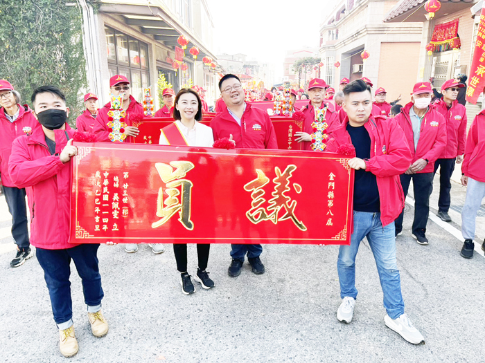 縣議員吳佩雯在夫婿陳志斌的陪同下，遵循古禮到塔后陳氏宗祠晉匾。（服務處提供）