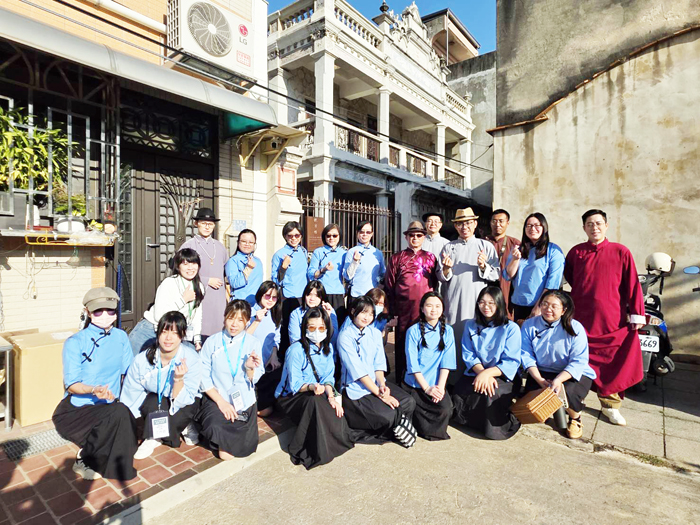 「百年風華-金門後浦洋樓走讀」，參加學員換上民國初年服裝合影。（主辦單位提供）